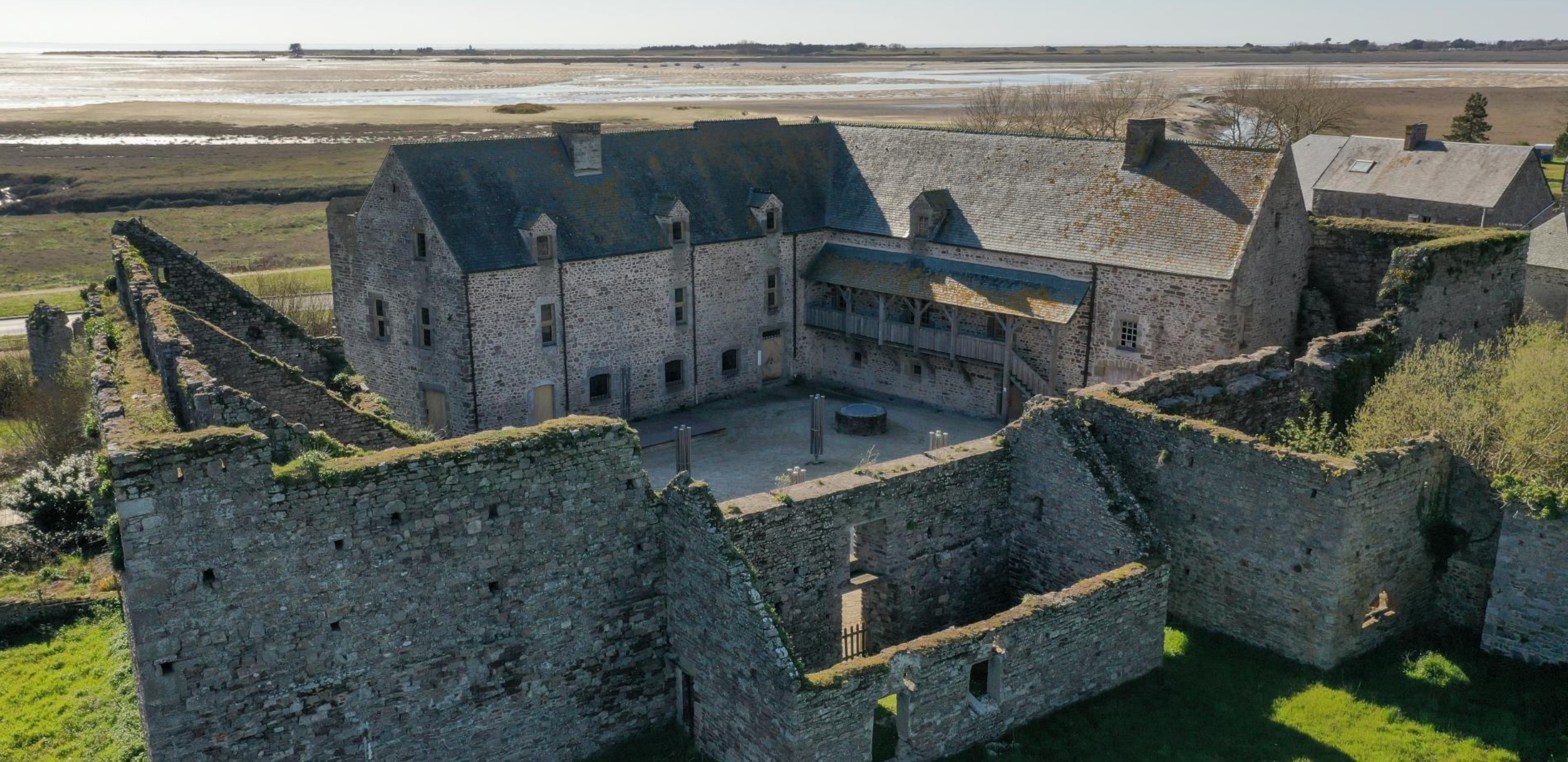 Château de Regnéville : Guide complet sur ce château médiéval