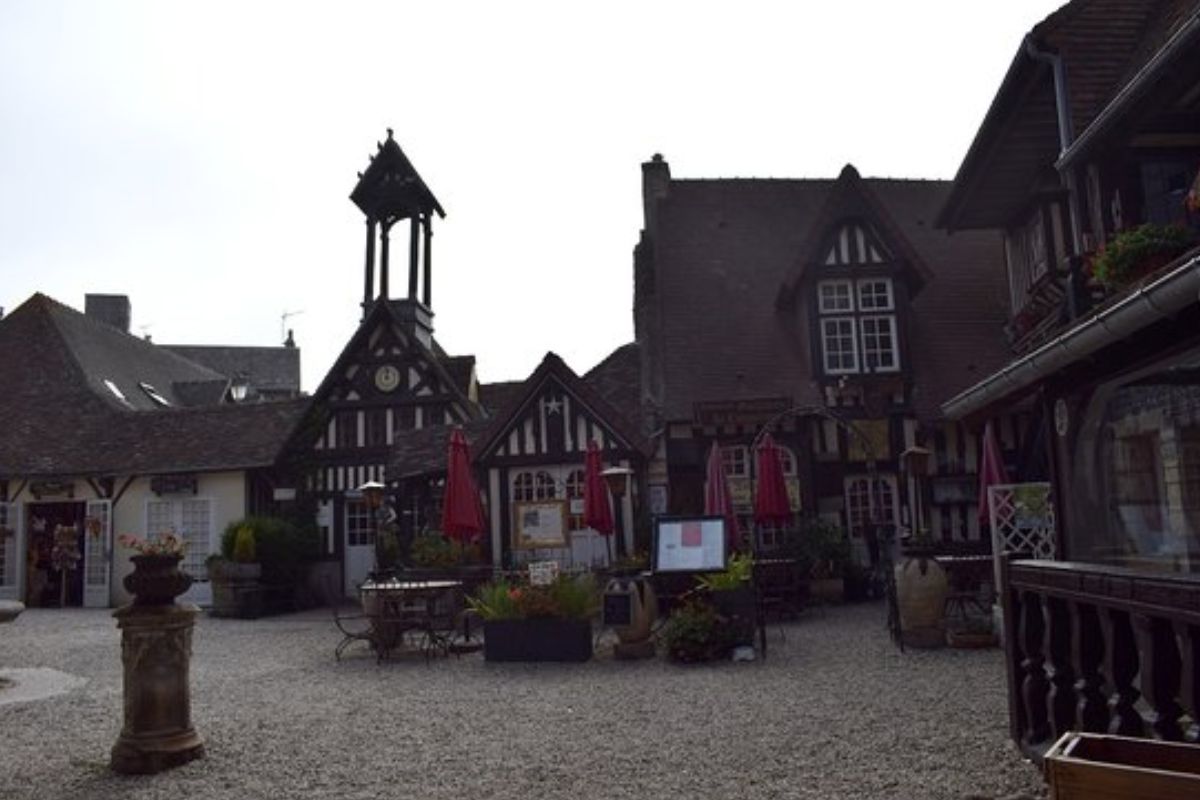 Voyager en normandie après un deuil : entre mémoire, nature et apaisement