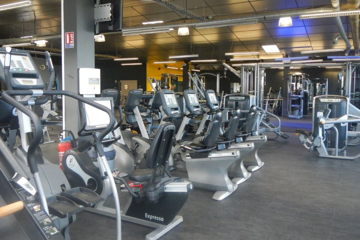 S’entraîner dans une salle de sport en Normandie : cadre, régularité et progression